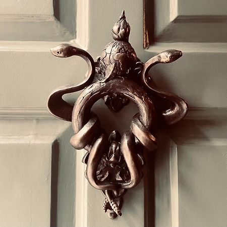 Chateau Denmark London Luaran gambar Door knocker at the entrance to the house