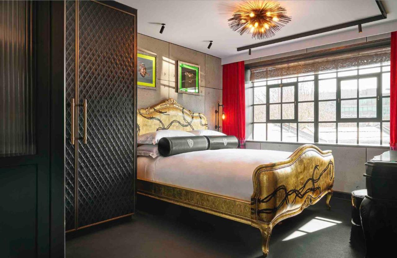 Chateau Denmark London Luaran gambar A bedroom at The Ivy Hotel