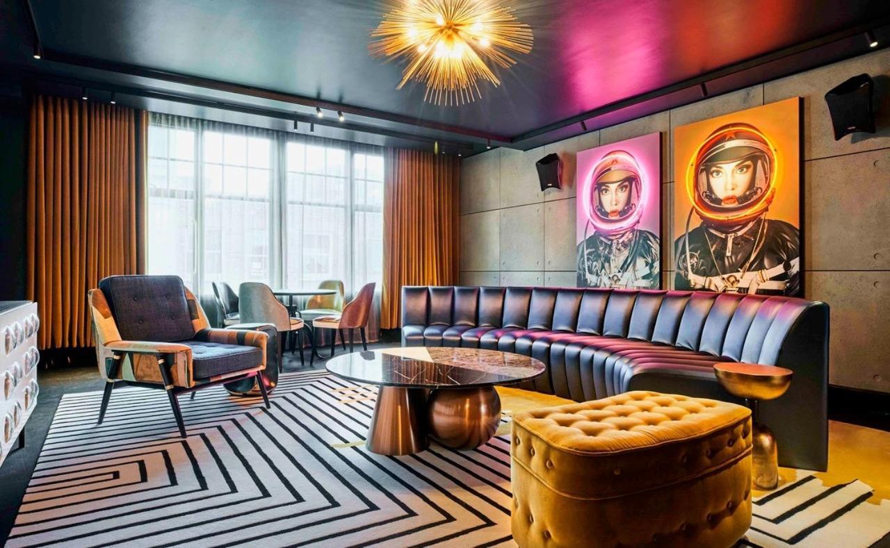 Chateau Denmark London Luaran gambar The 1960s-inspired lounge at the Standard East Village