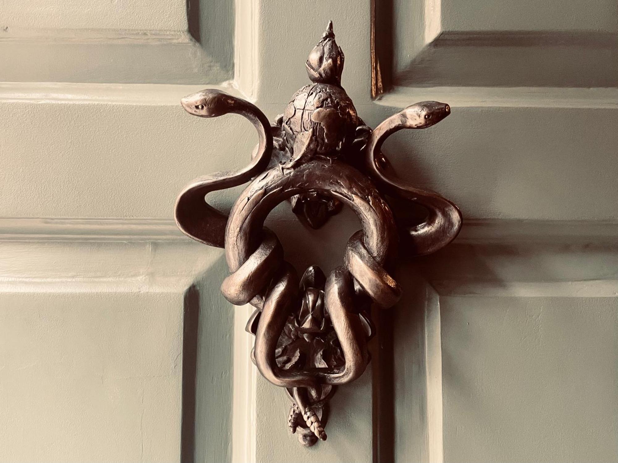 Chateau Denmark London Luaran gambar Door knocker at the entrance to the house
